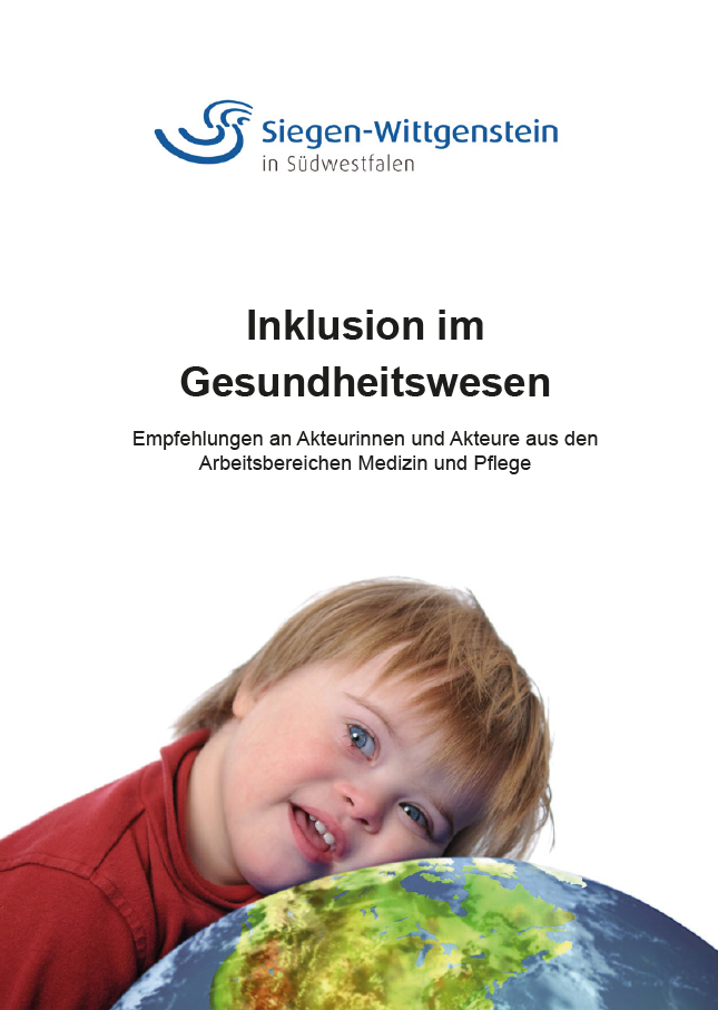 Das Cover der Broschüre zeigt ein Kind im Alter von ca. 4 Jahren mit hellem Haar und roten Rollkragenpullover, das seine linke Wange auf ein großes Kissen im Designs des Erdballs abgelegt hat – darüber auf weißem Hintergrund das blaue Logo von „Siegen Wittgenstein in Südwestfalen“ und die dunkle Aufschrift „Inklusion im Gesundheitswesen: Empfehlungen an Akteurinnen und Akteure aus den Arbeitsbereichen Medizin und Pflege“