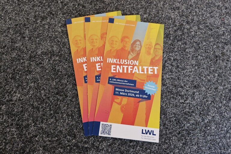 3 gleiche Flyer wurden leicht versetzt übereinander auf den einen grauen Teppichboden platziert. Sie zeigen die Fotos von 5 Mitarbeitenden unterschiedlichen Alters und Geschlechts mit verschiedenen Behinderungen, die jeweils in einem anderen Farbton hinterlegt sind. Über diesen „bunten Fächer“ aus Gelb, Orange, Blau, Gelb und Grün ist in Weiß der Titel „Inklusion entfaltet“ abgedruckt. Das Cover zeigt außerdem die weiteren Infos auf blauem Kontrast (6. LWL-Messe der Inklusionsunternehmen, Messe Dortmund, 11. März 2026, ab 9 Uhr, Eintritt kostenlos) sowie das Logo des LWL.