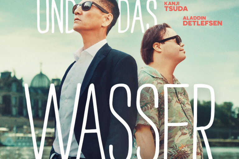 Das Poster zeigt einen großen, schlanken Mann in dunklem Business-Anzug mit asiatischen Gesichtszügen und kurzen Haaren, der Rücken an Rücken mit einem jüngeren und kleineren Mann mit Down-Syndrom in einem Hawaii-Hemd und Jeanshose steht. Beide tragen coole Sonnenbrillen und posieren am Ufer eines Flusses, in dessen Hintergrund die Silhouette eines Baudenkmals zu erahnen ist. Außerdem sind der Titel „Der Frosch und das Wasser“ (Ein Film von Thomas Stuber) sowie die Namen der beiden Hauptdarsteller (Kanji Tsuda und Aladdin Detlefsen) abgedruckt.