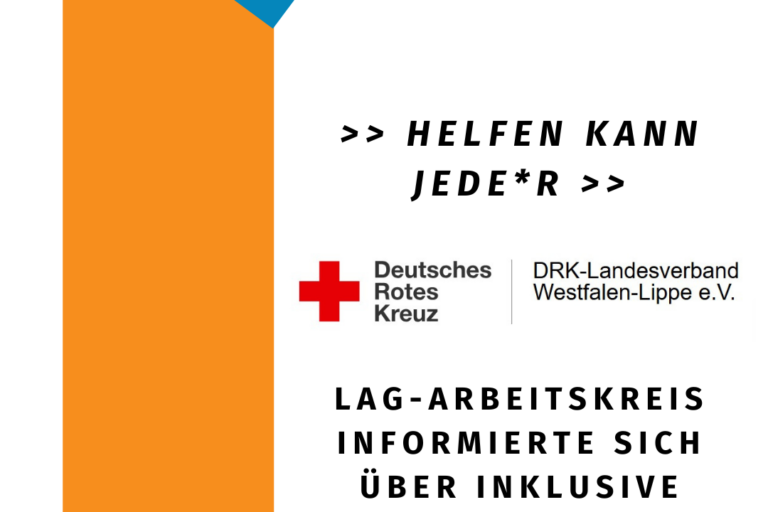 Die Kachel zeigt auf weißem Hintergrund den schwarzen Schriftzug „Helfen kann jede*r“ mit der Info „LAG-Arbeitskreis informierte sich über inklusive DRK-Kurse“ sowie den Logos des DRK-Landesverbands Westfalen-Lippe und der LAG Selbsthilfe NRW. Das Thema „Erste Hilfe“ ist zudem in einem blauen, auf der Spitze stehenden Quadrat hervorgehoben, das in einen orangefarbenen Streifen am rechten Bildrand übergeht.