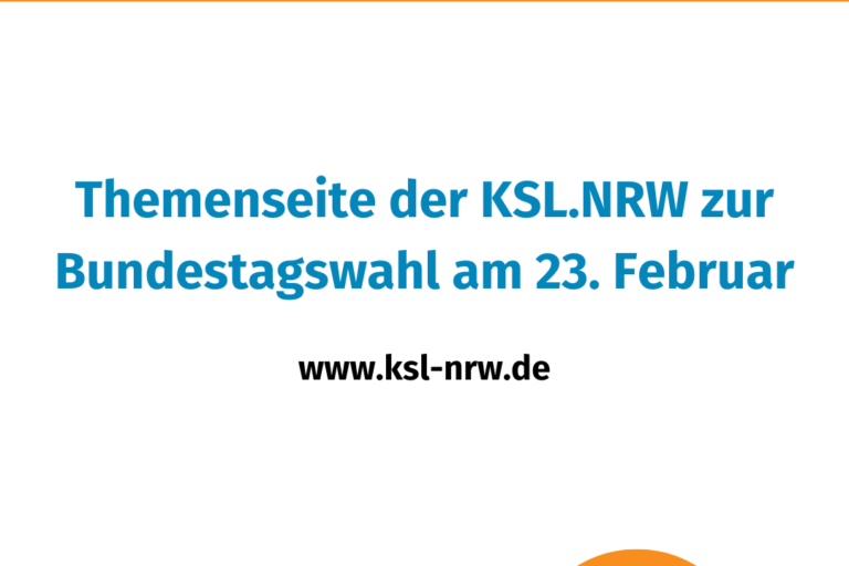 Unter einem orangefarbenen Balken am oberen Rand der Kachel stehen auf weißem Hintergrund der Text „Themenseite der KSL.NRW zur Bundestagswahl am 23. Februar“ in Blau sowie der Link www.ksl-nrw.de in schwarzer und etwas kleinerer Schrift. Außerdem sind das Logo der LAG Selbsthilfe NRW und eine knallige Sprechblase mit dem Motto „Gemeinsam stärker!“ in Orange abgebildet.