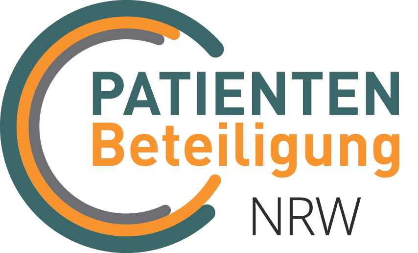 Das Logo zeigt das Wort „PATIENTEN“ in dunkelgrünen Großbuchstaben über dem orange gesetzten Schriftzug „Beteiligung“ und dem darunter stehenden Zusatz „NRW“ in Schwarz. Darum schwingen sich auf der linken Seite drei halboffene Ringe in den entsprechenden Farben.