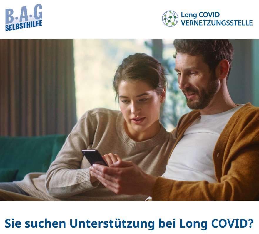 Das Poster für die Plattform zeigt ein ca. 30-jähriges Paar zu Hause auf dem Sofa. Der Mann hat dunkle Haare, einen Bart, trägt eine offene ockerfarbene Strickjacke über einem weißen T-Shirt und hält ein Handy in der linken Hand. Die Frau mit langen, zu einem Zopf gebundenen Haaren und einem beigen Pullover beugt sich zu ihm rüber, um den Bildschirm zu berühren, auf den beide schauen. Darunter steht auf weißem Hintergrund der Titel „Sie suchen Unterstützung bei Long COVID?“ und oben sind die blau gestalteten Logos der BAG SELBSTHILFE sowie der Long COVID VERNETZUNGSSTELLE abgebildet.