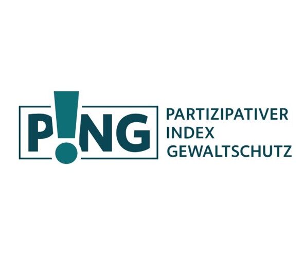 Für das Logo in grüner Schrift auf weißem Hintergrund wurde links die Abkürzung des Projekts „P!NG“ in einen Rahmen eingefasst. Daneben steht auf der rechten Seite der ausgeschriebene Titel: PARTIZIPATIVER INDEX GEWALTSCHUTZ