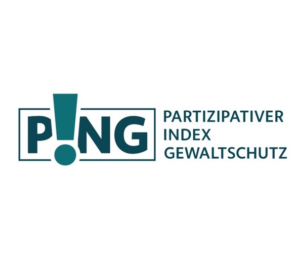 Für das Logo in grüner Schrift auf weißem Hintergrund wurde links die Abkürzung des Projekts „P!NG“ in einen Rahmen eingefasst. Daneben steht auf der rechten Seite der ausgeschriebene Titel: PARTIZIPATIVER INDEX GEWALTSCHUTZ