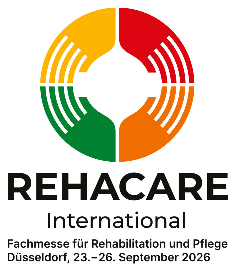 Das Logo der Messe zeigt vier in einander greifende Hände, die zusammen einen Kreis in den Farben Grün, Gelb, Orange und Rot bilden. Darunter stehen in schwarzer Schrift die Informationen: REHACARE International Fachmesse für Rehabilitation und Pflege - Düsseldorf, 23. bis 26. September 2026