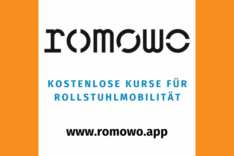 In einen orangefarbenen Rahmen eingefasst, steht auf weißem Hintergrund in blauen Großbuchstaben „Kostenlose Kurse für Rollstuhlmobilität“ und darunter in schwarzer Schrift die Webseite (www.romowo.app). Außerdem sind die Logos des Projekts und der LAG Selbsthilfe NRW abgebildet.