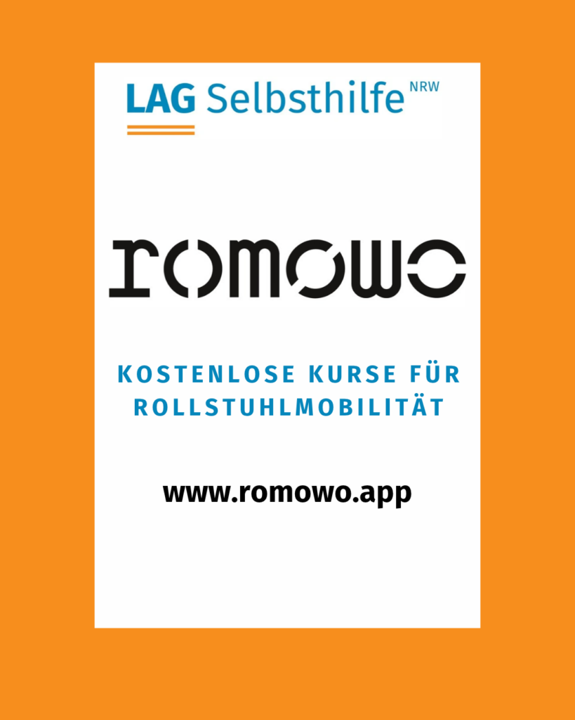 In einen orangefarbenen Rahmen eingefasst, steht auf weißem Hintergrund in blauen Großbuchstaben „Kostenlose Kurse für Rollstuhlmobilität“ und darunter in schwarzer Schrift die Webseite (www.romowo.app). Außerdem sind die Logos des Projekts und der LAG Selbsthilfe NRW abgebildet.