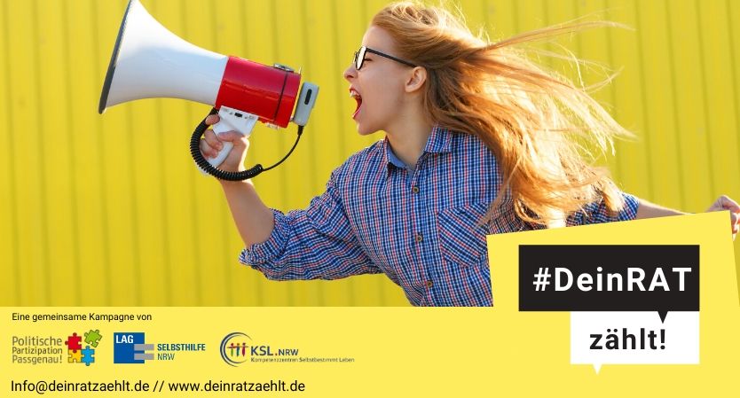 Eine Frau von der Seite, die in ein Mikrophon schreit. Rechts unten zwei Sprechblasen mit dem Text "Dein Rat zählt!" links die Logos der Kompetenzentren Selbstbestimmt Leben NRW, des Projektes Politische Partizipation Passgenau und der LAG SELBSTHILFE NRW, darunter die Webadresse: www.deinratzählt.de und die Emailadresse: info@deinratzaehlt.de