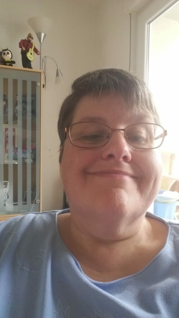 Anke Wortmann blickt in die Kamera und lächelt.