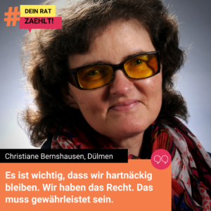Christiane Bernshausen lächelt in die Kamera. Auf dem Bild steht ein Zitat von ihr: Es ist wichtig, dass wir hartnäckig bleinen. Wir haben das Recht. Das muss gewährleistet sein.