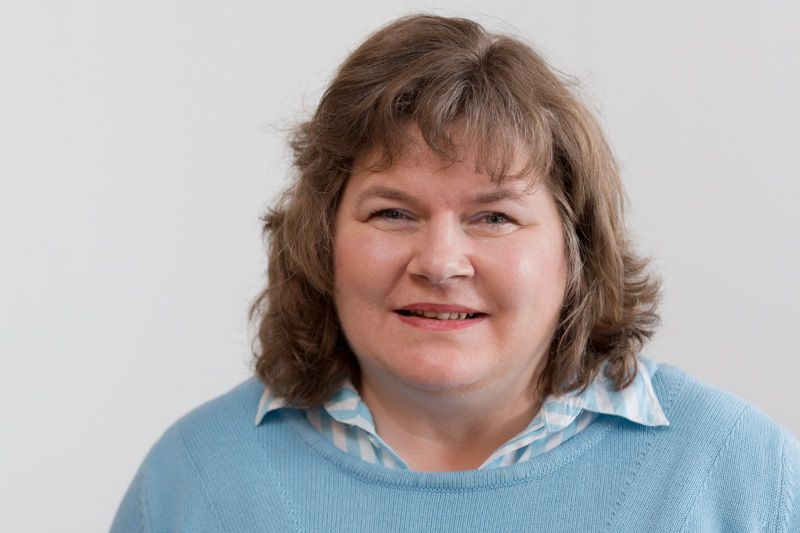 Sabine Früke blickt lächelnd in die Kamera