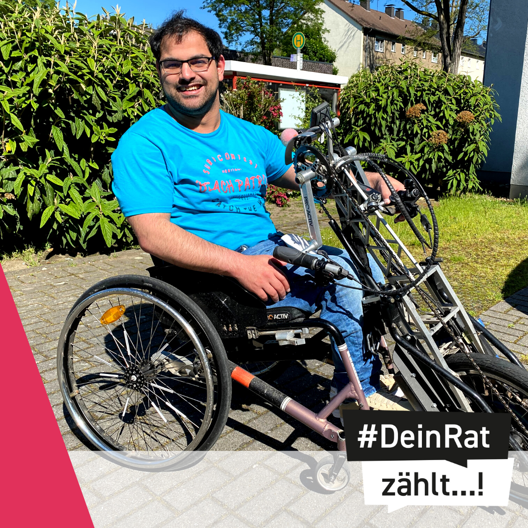 Foto von Hafid S. mit seinem Handbike. Logo DeinRatzählt