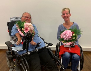 Bild von Frau Hanisch (links) und Frau Lemkens (rechts). Beide Damen haben einen Blumenstrauß in der Hand.