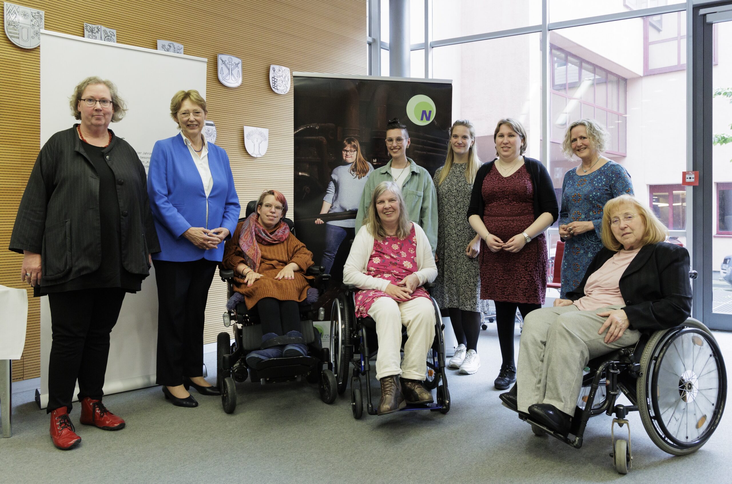 Dr. Monika Rosenbaum (NetzwerkBüro) und Karin Schmitt-Promny (Landschaftsversammlung Rheinland) mit dem Team des NetzwerkBüros sowie den beiden Netzwerk-Sprecherinnen (vorne rechts und Mitte) (Foto: Ludolf Dahmen / LVR)